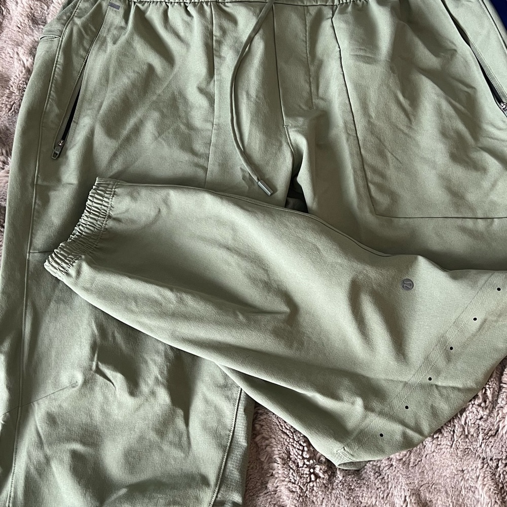 Lululemon license to train pants